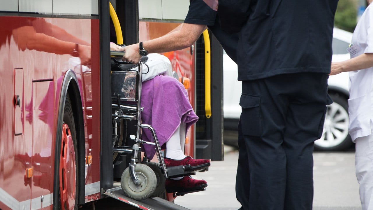 Eine Patientin des Bürgerhospitals wird in Frankfurt in ein anderes Krankenhaus verlegt. Eine Patientin des Bürgerhospitals wird in Frankfurt in ein anderes Krankenhaus verlegt.
