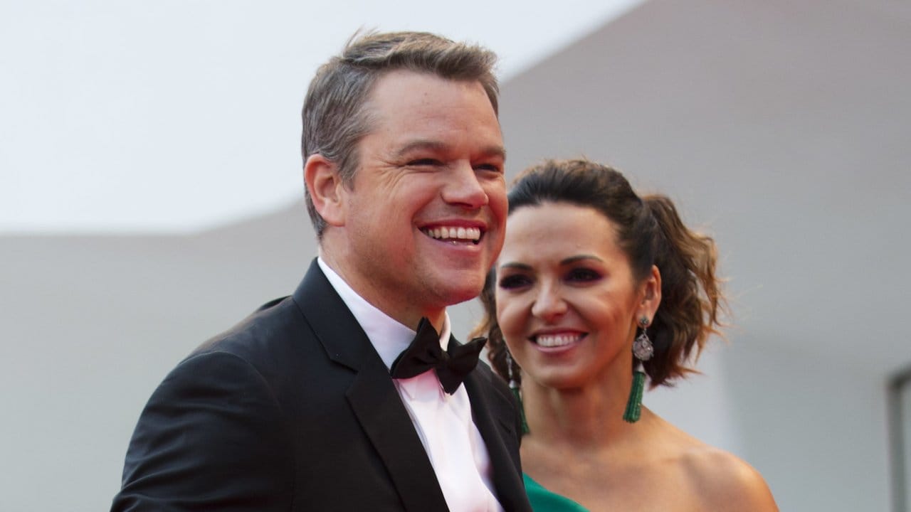 Matt Damon und seine Frau Luciana Barroso haben Spaß auf dem roten Teppich. Matt Damon und seine Frau Luciana Barroso haben Spaß auf dem roten Teppich.