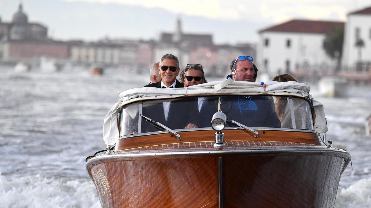Da kommt George Clooney mit strahlendem Lächeln angebraust. Da kommt George Clooney mit strahlendem Lächeln angebraust.
