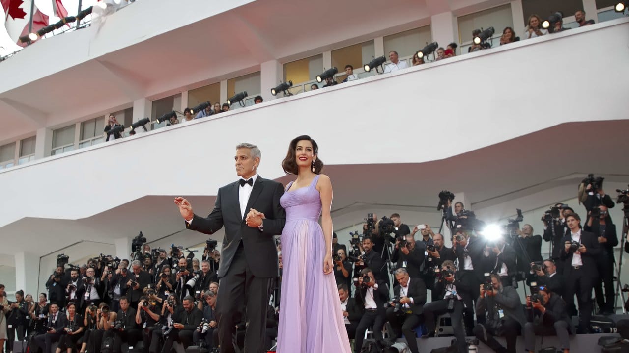 Nach der Geburt der Zwillinge laufen George und Amal Clooney erstmals wieder gemeinsam über den roten Teppich. Nach der Geburt der Zwillinge laufen George und Amal Clooney erstmals wieder gemeinsam über den roten Teppich.