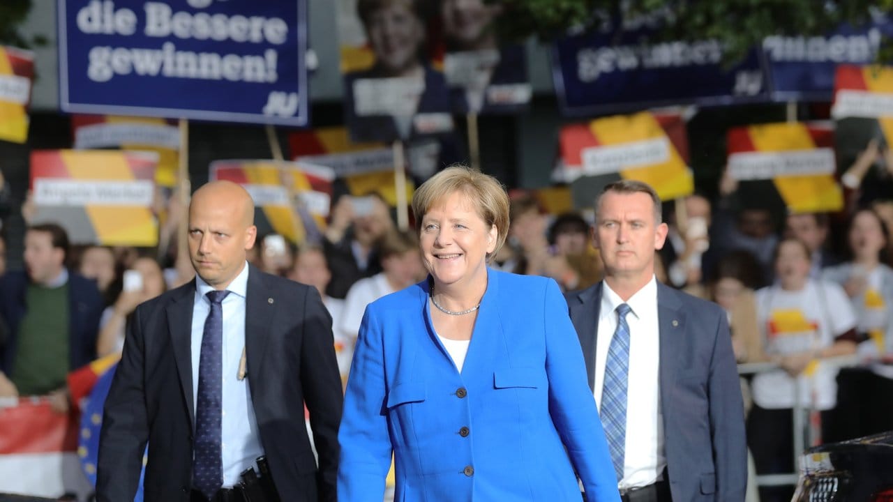 Bundeskanzlerin Angela Merkel vor den Fernsehstudios in Berlin-Adlershof. Bundeskanzlerin Angela Merkel vor den Fernsehstudios in Berlin-Adlershof.