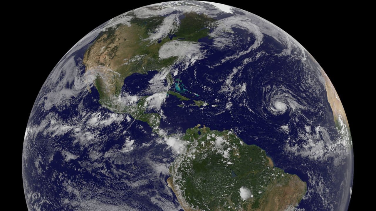 Das Satellitenfoto zeigt den Hurrikan "Irma" in der Mitte des Atlantiks. Das Satellitenfoto zeigt den Hurrikan "Irma" in der Mitte des Atlantiks.