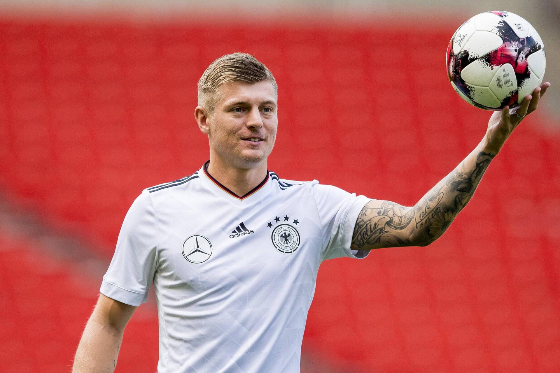 Platz 5: Toni Kroos (Real Madrid). Die zahlreichen Titel mit dem spanischen Star-Ensemble haben den Markenwert des Mittelfeldspielers enorm verbessert. Platz 5: Toni Kroos (Real Madrid). Die zahlreichen Titel mit dem spanischen Star-Ensemble haben den Markenwert des Mittelfeldspielers enorm verbessert.