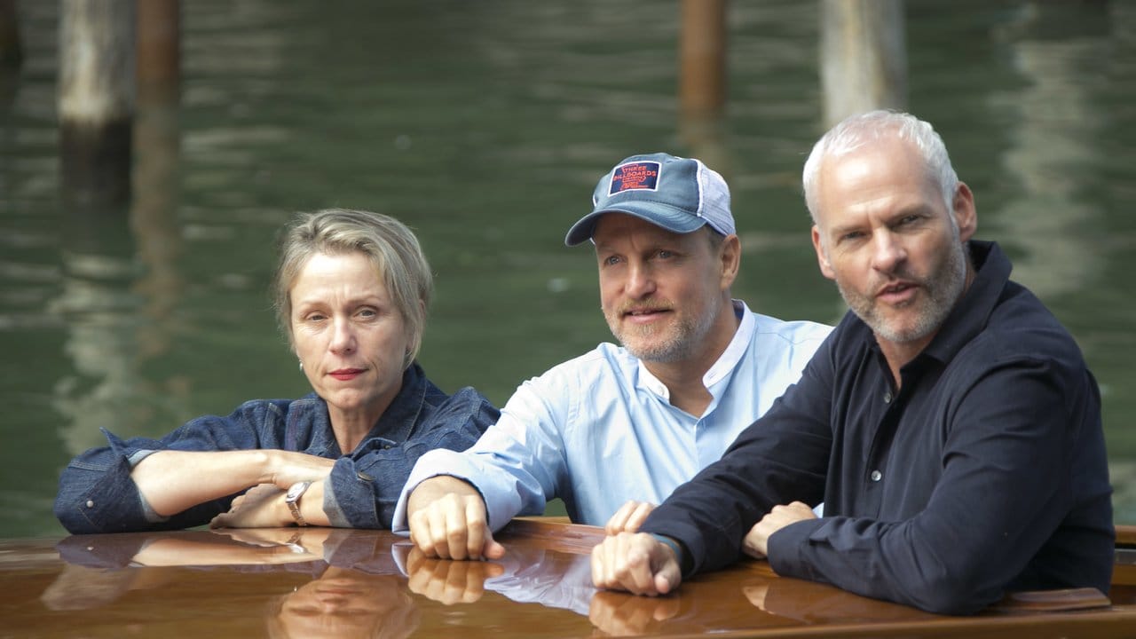 Frances McDormand (l-r), Woody Harrelson und Martin McDonagh stellen ihre Tragikomödie "Three Billboards Outside Ebbing, Missouri" in Venedig vor. Frances McDormand (l-r), Woody Harrelson und Martin McDonagh stellen ihre Tragikomödie "Three Billboards Outside Ebbing, Missouri" in Venedig vor.