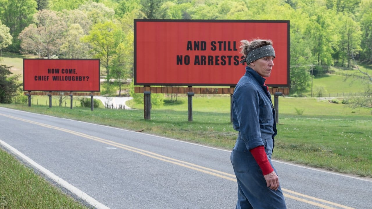 In "Three Billboards Outside Ebbing, Missouri" lässt die Mildred (Frances McDormand) drei riesige Werbewände plakatieren, die auf das Versagen der Polizei hinweisen sollen. In "Three Billboards Outside Ebbing, Missouri" lässt die Mildred (Frances McDormand) drei riesige Werbewände plakatieren, die auf das Versagen der Polizei hinweisen sollen.