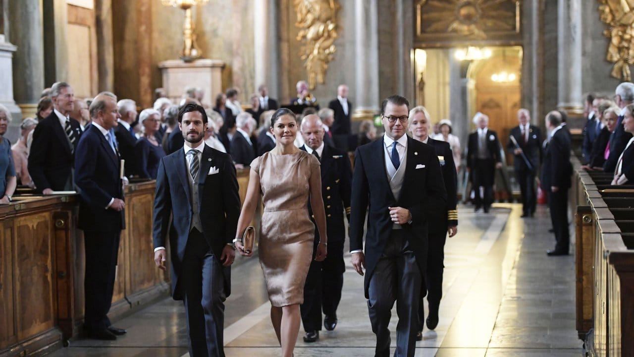 Prinz Carl Philip (l-r), Kronprinzessin Victoria und Prinz Daniel in der Kapelle des Stockholmer Palastes in Stockholm. Prinz Carl Philip (l-r), Kronprinzessin Victoria und Prinz Daniel in der Kapelle des Stockholmer Palastes in Stockholm.