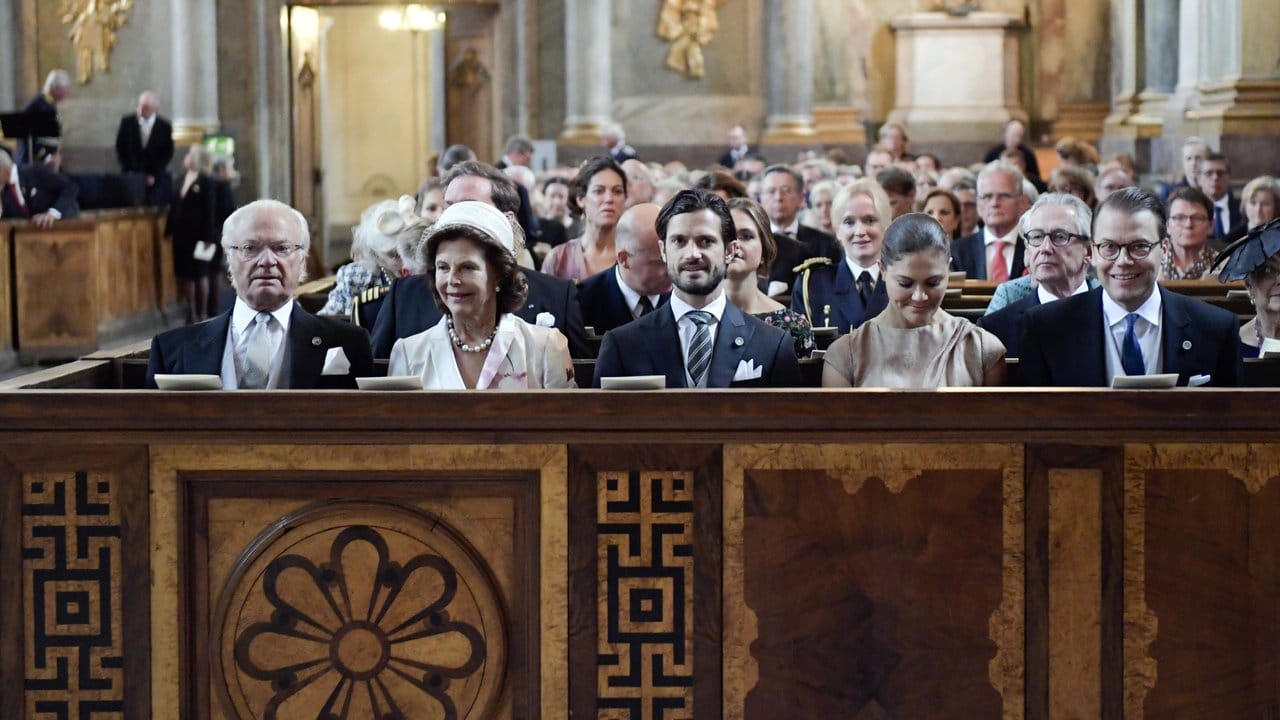 Schwedens König Carl Gustaf (l-r), Königin Silvia, Prinz Carl Philip, Kronprinzessin Victoria und Prinz Daniel beim Danksagungsgottesdienst. Schwedens König Carl Gustaf (l-r), Königin Silvia, Prinz Carl Philip, Kronprinzessin Victoria und Prinz Daniel beim Danksagungsgottesdienst.