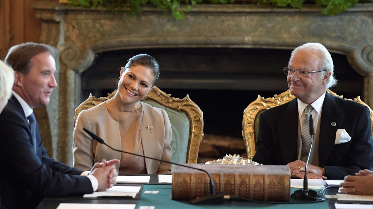 Der Ministerpräsident von Schweden Stefan Löfven (l), Kronprinzessin Victoria und König Carl Gustaf sitzen bei einem Treffen mit dem Kabinet im Königspalast, anlässlich der Namensbekanntgabe des neugeborenen Sohnes von Prinz Carl Philip und seiner Frau Sofia, zusammen. Der Ministerpräsident von Schweden Stefan Löfven (l), Kronprinzessin Victoria und König Carl Gustaf sitzen bei einem Treffen mit dem Kabinet im Königspalast, anlässlich der Namensbekanntgabe des neugeborenen Sohnes von Prinz Carl Philip und seiner Frau Sofia, zusammen.