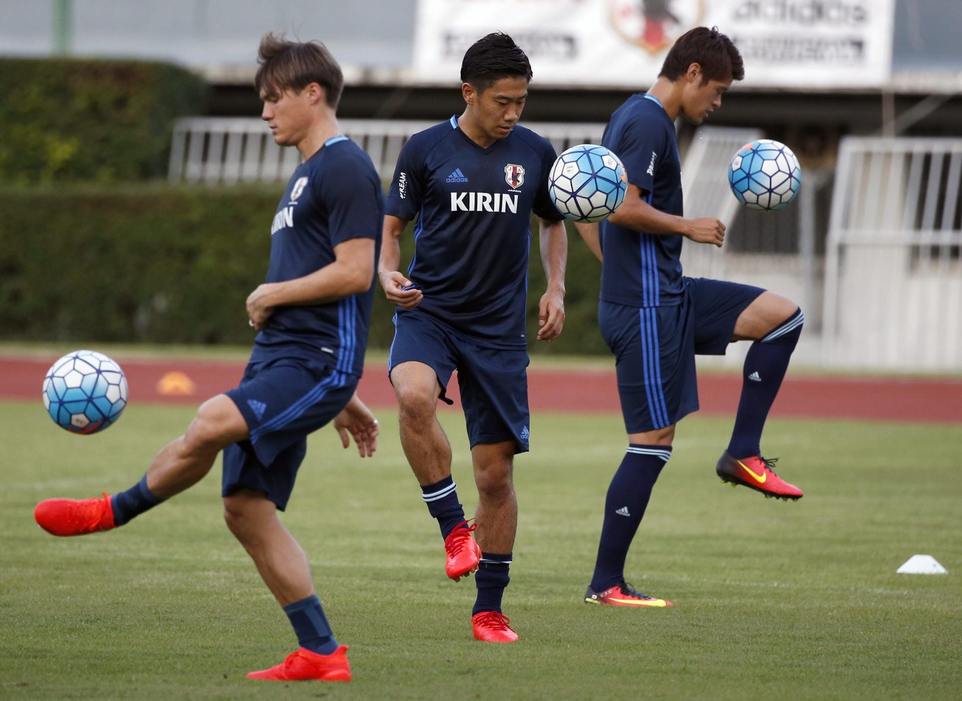 Das japanische Nationalteam triumphierte bereits Ende August. Durch einen 2:0-Heimsieg gegen Australien sicherten sich Borussia Dortmunds Shinji Kagawa (M.) und die "Samurai Blue" die WM-Teilnahme.