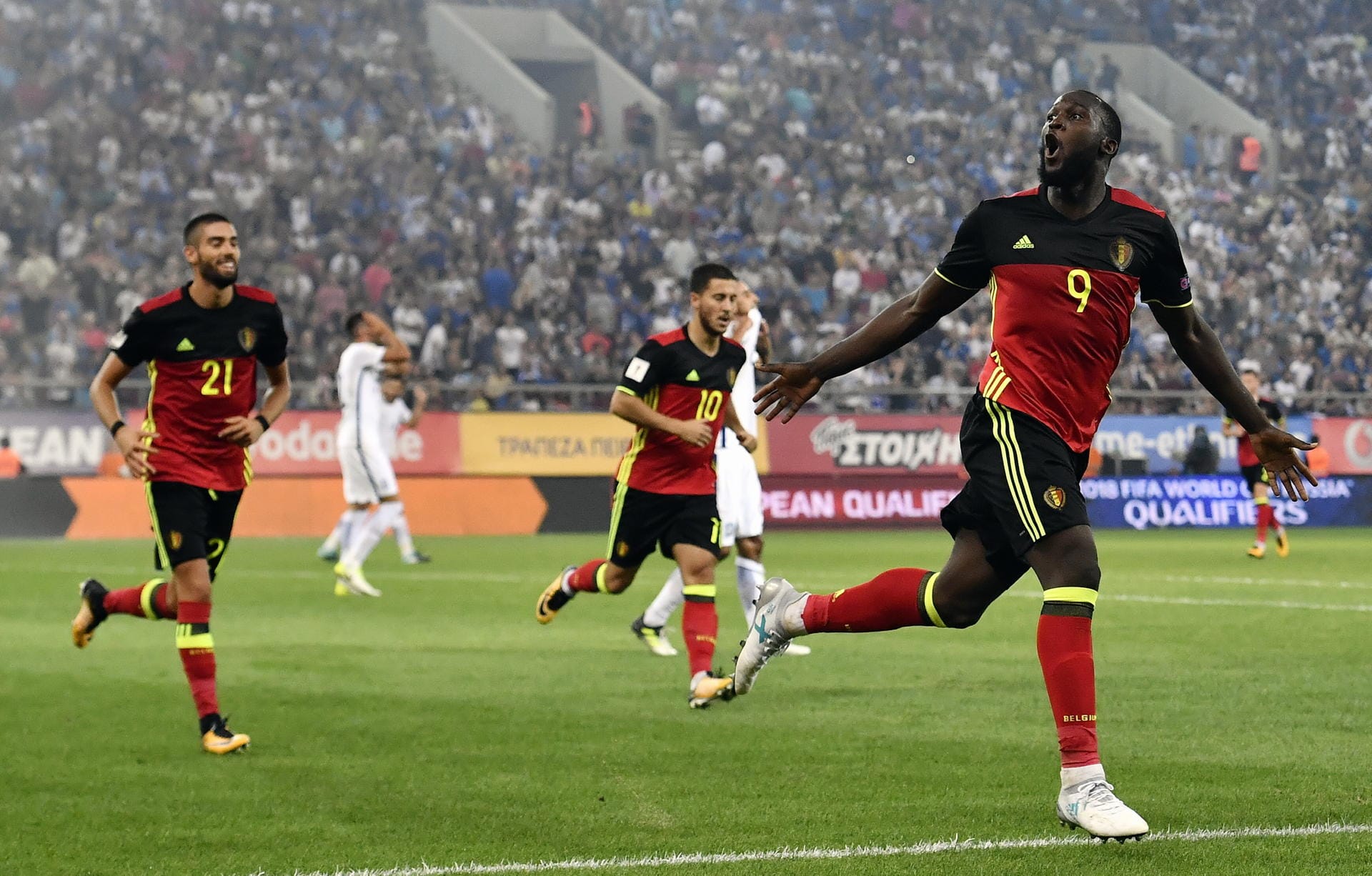 Am 3. September qualifizierte sich Belgien für die WM. Durch ein Tor von Manchester Uniteds Romelu Lukaku (r.) gewannen die "roten Teufel" 2:1 in Griechenland und sicherten sich damit vorzeitig Platz eins in Euro-Quali-Gruppe H.
