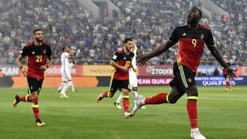 Am 3. September qualifizierte sich Belgien für die WM. Durch ein Tor von Manchester Uniteds Romelu Lukaku (r.) gewannen die "roten Teufel" 2:1 in Griechenland und sicherten sich damit vorzeitig Platz eins in Euro-Quali-Gruppe H.
