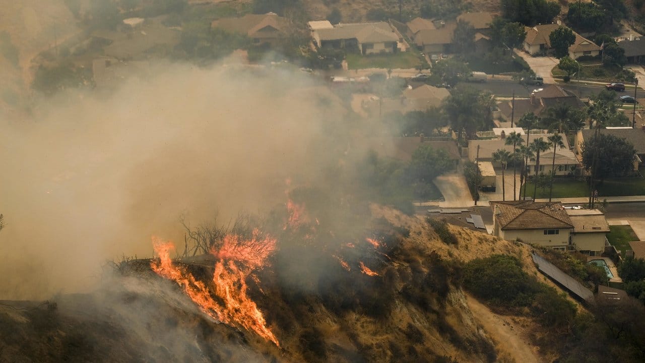Ein Buschfeuer am Stadtrand vom Los Angeles hat Hunderte Anwohner in die Flucht geschlagen. Ein Buschfeuer am Stadtrand vom Los Angeles hat Hunderte Anwohner in die Flucht geschlagen.