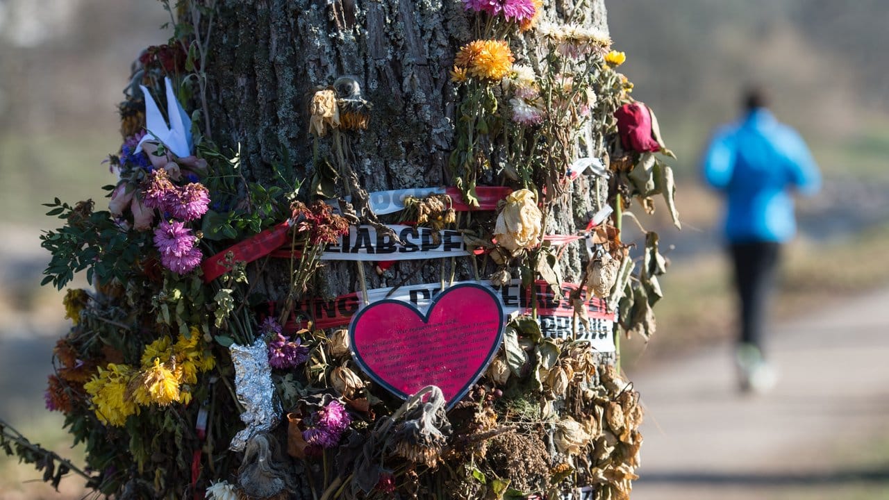 Blumen und Trauerschmuck hängen im vergangenen Dezember an einem Baum an der Dreisam in Freiburg. Blumen und Trauerschmuck hängen im vergangenen Dezember an einem Baum an der Dreisam in Freiburg.