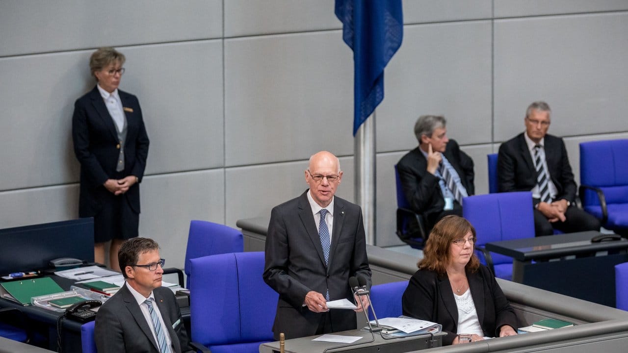 Bundestagspräsident Norbert Lammert hat ein letztes Mal eine Plenarsitzung des deutschen Parlaments eröffnet. Bundestagspräsident Norbert Lammert hat ein letztes Mal eine Plenarsitzung des deutschen Parlaments eröffnet.
