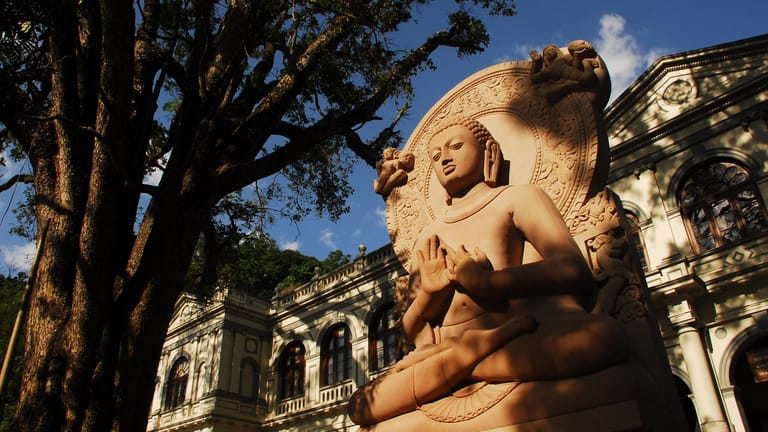 Ein Foto dieser Buddha-Statue in Kandy ist in Ordnung – doch anderswo in Sri Lanka können vermeintlich harmlose Bilder Probleme machen. Überall ist es untersagt, sich mit dem Rücken zu einer heiligen Figur ablichten zu lassen oder ein Selfie zu machen. Das Fotografieren der Wolkenmäden-Fresken von Sigiriya ist bei Strafe verboten.