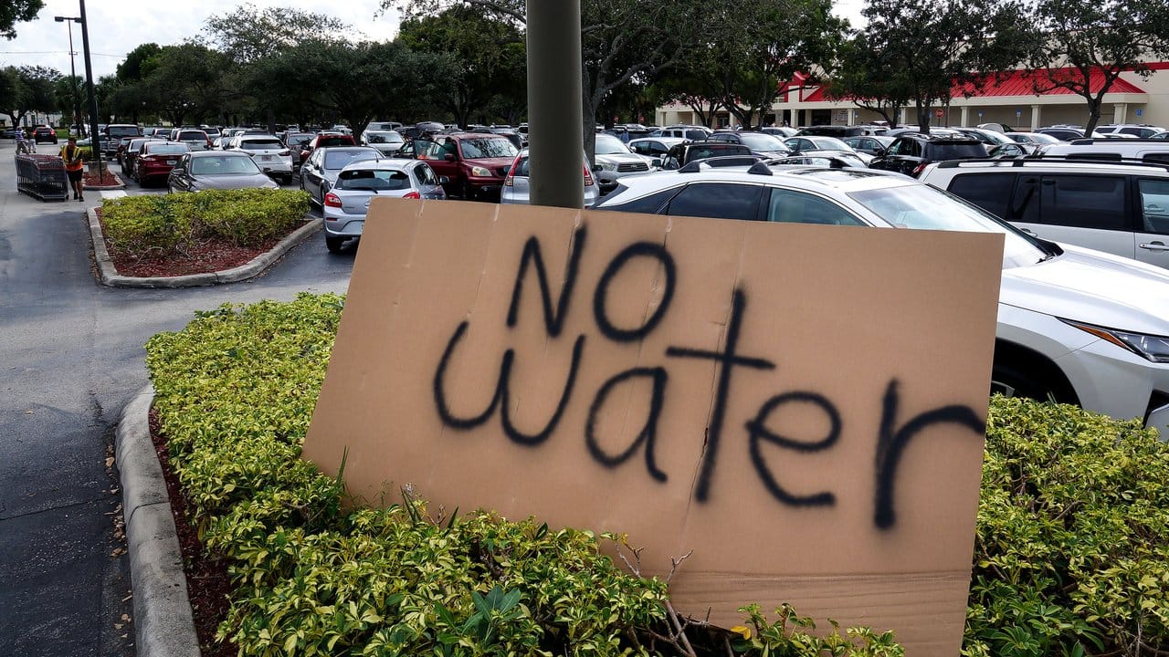 Ein Schild mit der Aufschrift "No Water" auf dem Parkplatz vor einem Supermarkt in Palm Beach Garden (Florida, USA).