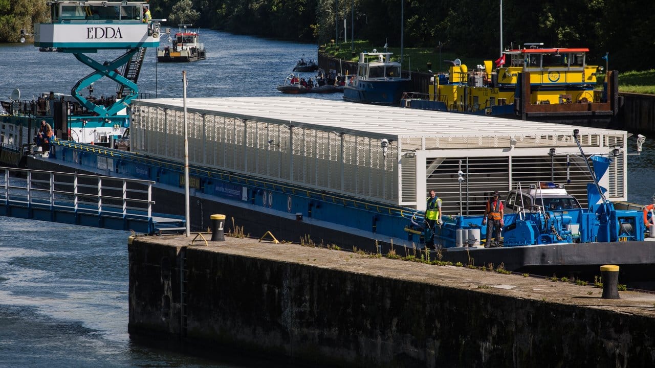 Das mit hoch radioaktivem Atommüll beladene Transportschiff Edda fährt bei einem erneuten Castor-Transport des Energieversorger EnBW in die Schleuse von Horkheim ein. Das mit hoch radioaktivem Atommüll beladene Transportschiff Edda fährt bei einem erneuten Castor-Transport des Energieversorger EnBW in die Schleuse von Horkheim ein.