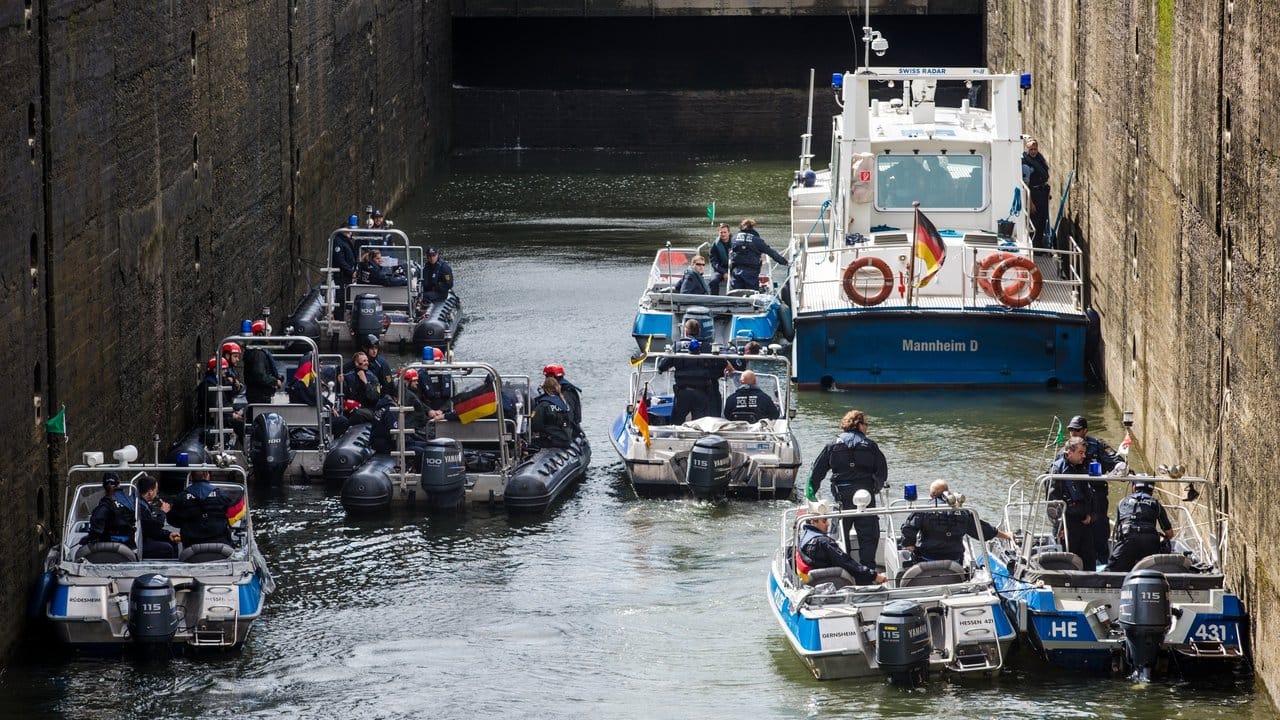 Zahlreiche Polizeiboote begleiten den Castor-Transport auf dem Neckar. Zahlreiche Polizeiboote begleiten den Castor-Transport auf dem Neckar.