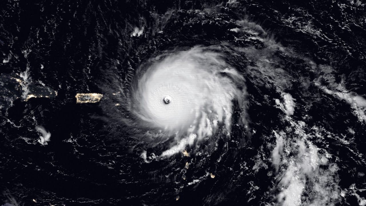 Das Satellitenbild zeigt den Tropensturm "Irma" über Barbuda und vor Puerto Rico.