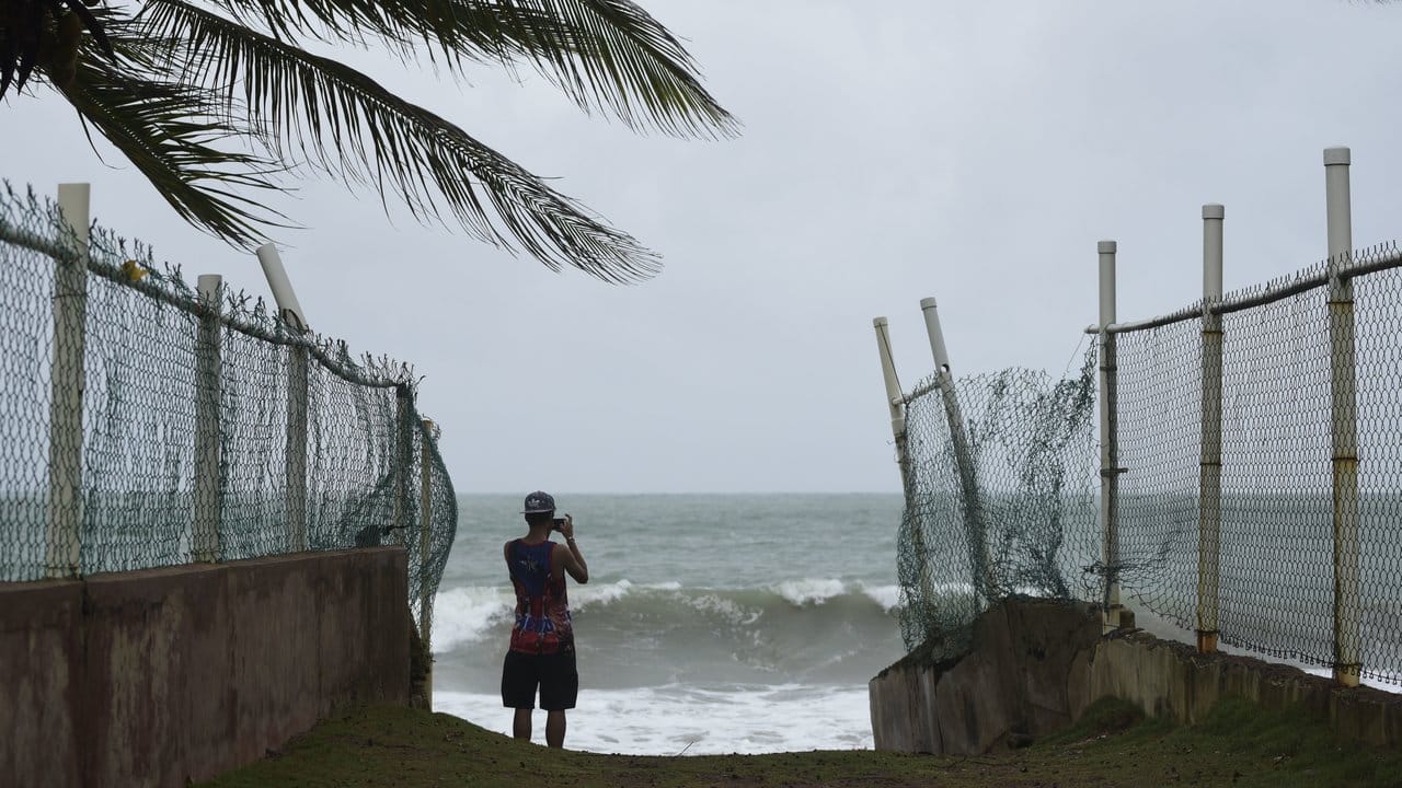 Ein Mann fotografiert vor dem Eintreffen des Hurrikans "Irma" den Ozean in Luquillo (Puerto Rico).