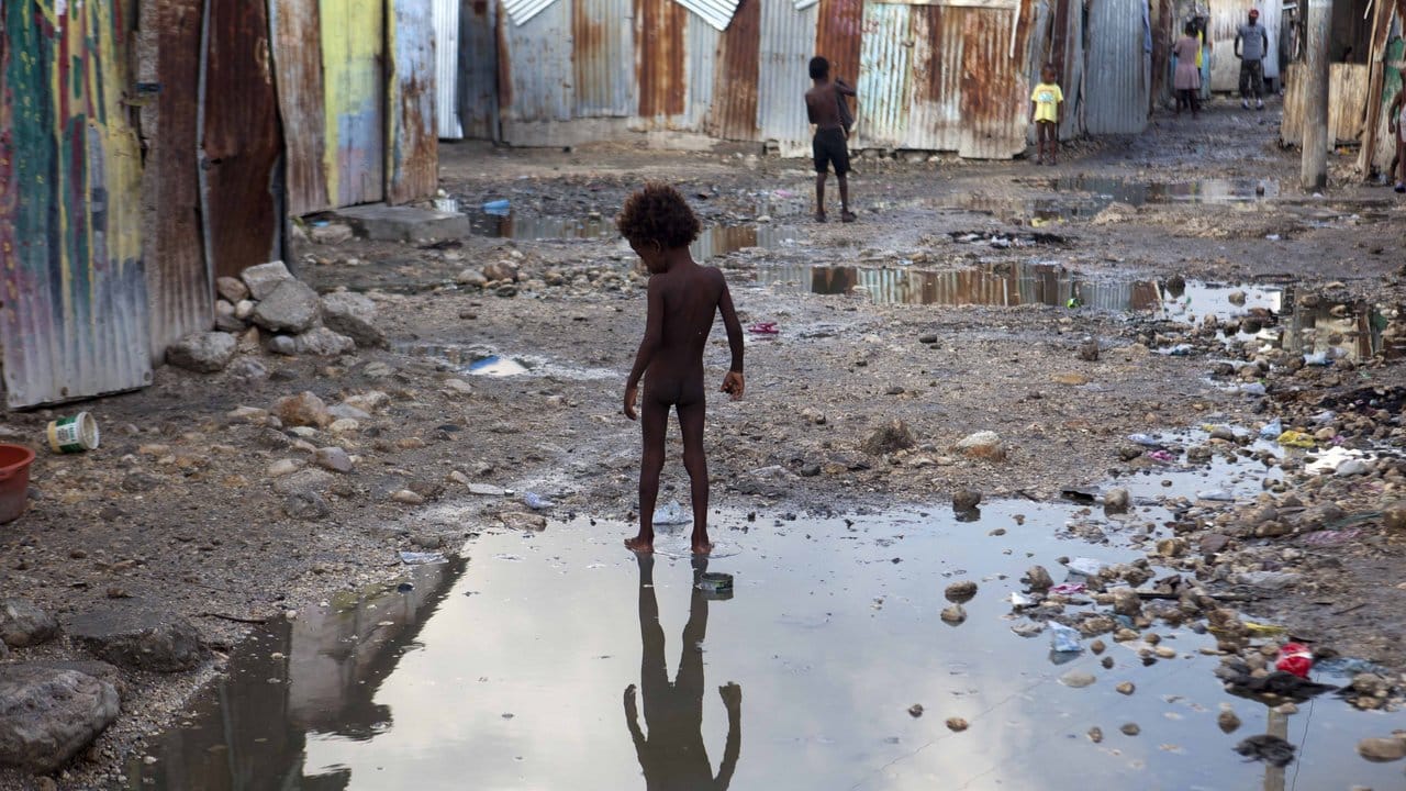 Ein Kind steht auf der Straße eines Armenviertels in Port-au-Prince (Haiti).