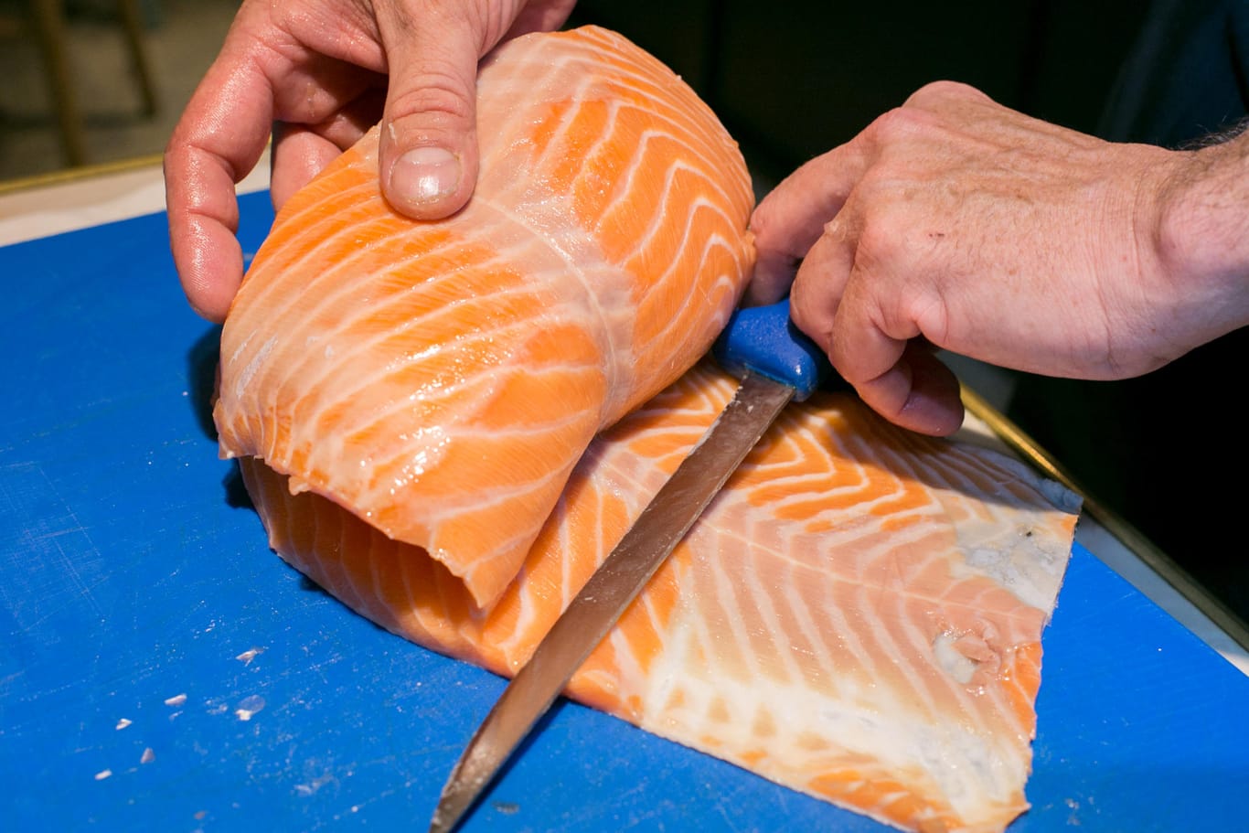 Anleitung so häuten Sie Lachs richtig