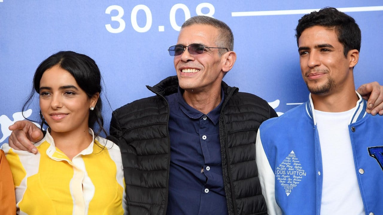 Der tunesische Filmemacher Abdellatif Kechiche (M) und die beiden Schauspielern Shain Boumedine (r) und Hafsia Herzi (l) in Venedig. Der tunesische Filmemacher Abdellatif Kechiche (M) und die beiden Schauspielern Shain Boumedine (r) und Hafsia Herzi (l) in Venedig.