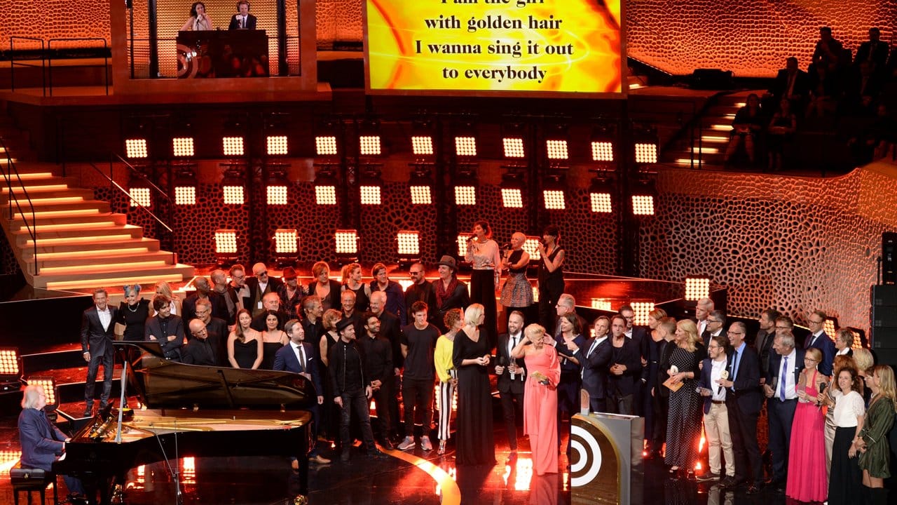 Das große Finale: Die Laudatoren und Preisträger singen gemeinsam mit Benny Andersson.