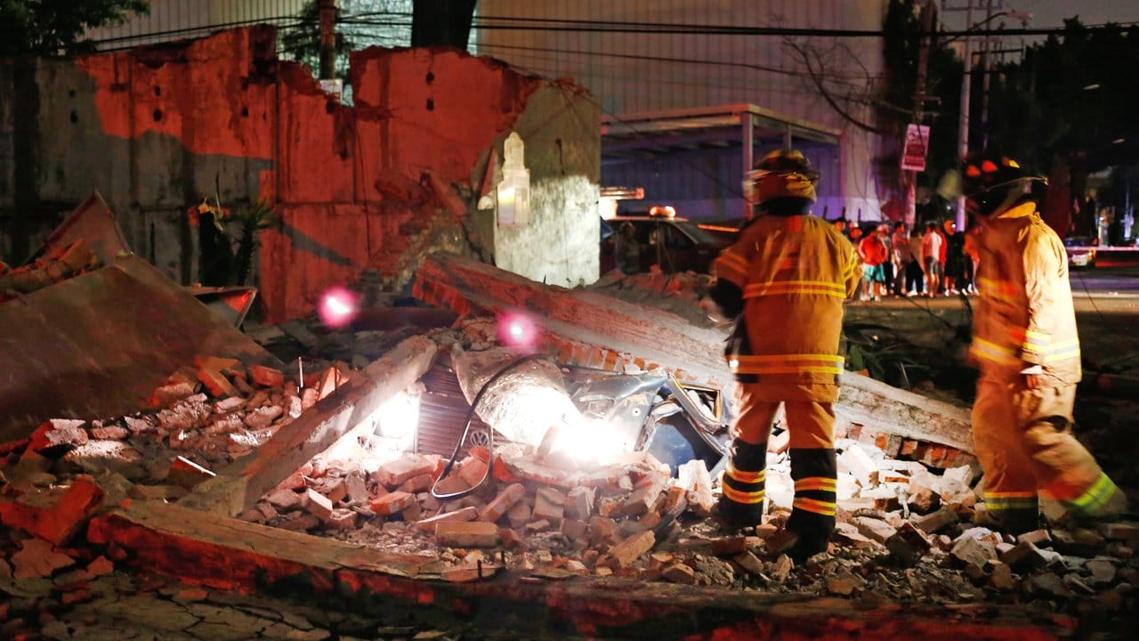 Rettungskräfte bei einem Einsatz in Mexiko-Stadt. Rettungskräfte bei einem Einsatz in Mexiko-Stadt.