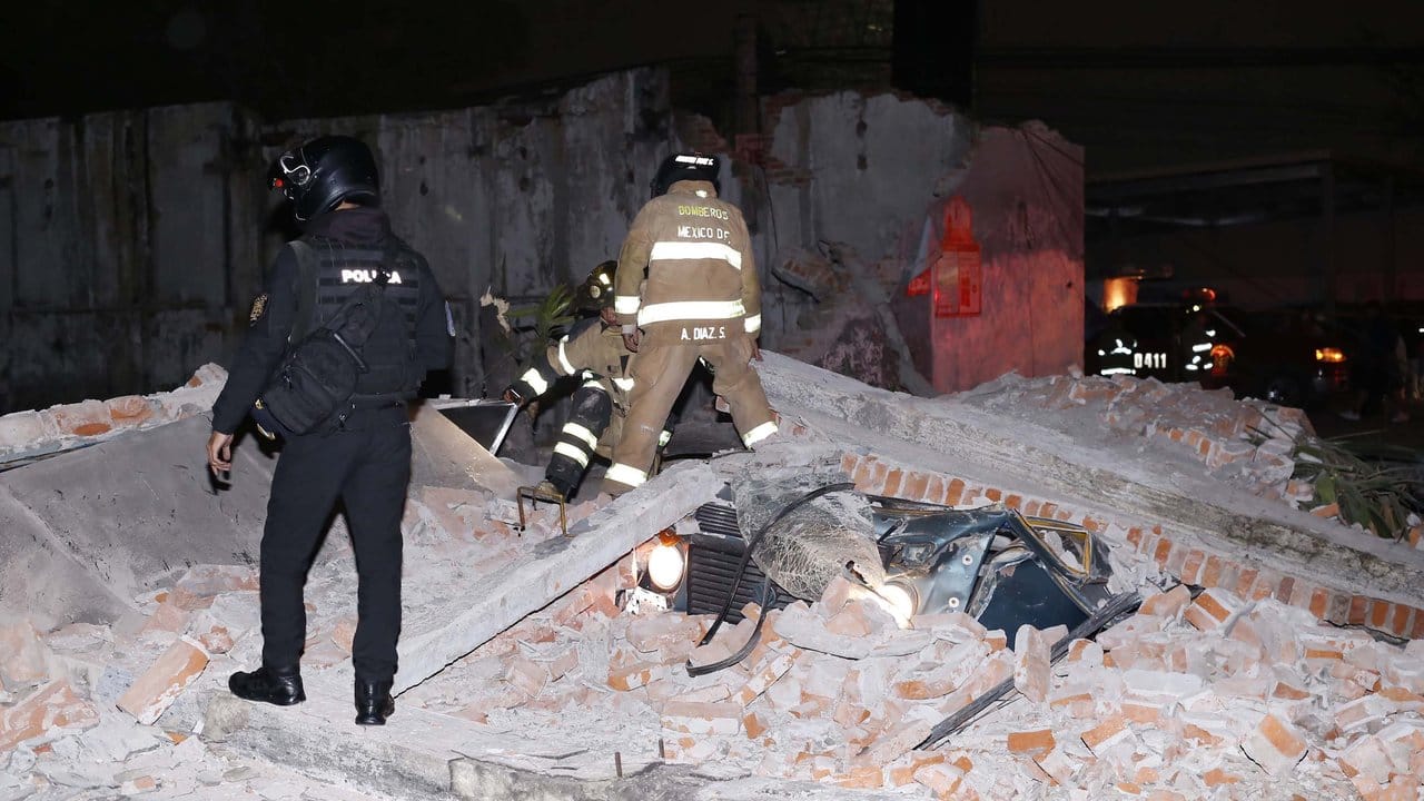In Mexiko-Stadt hat eine umgestürzte Mauer ein Auto unter sich begraben. In Mexiko-Stadt hat eine umgestürzte Mauer ein Auto unter sich begraben.