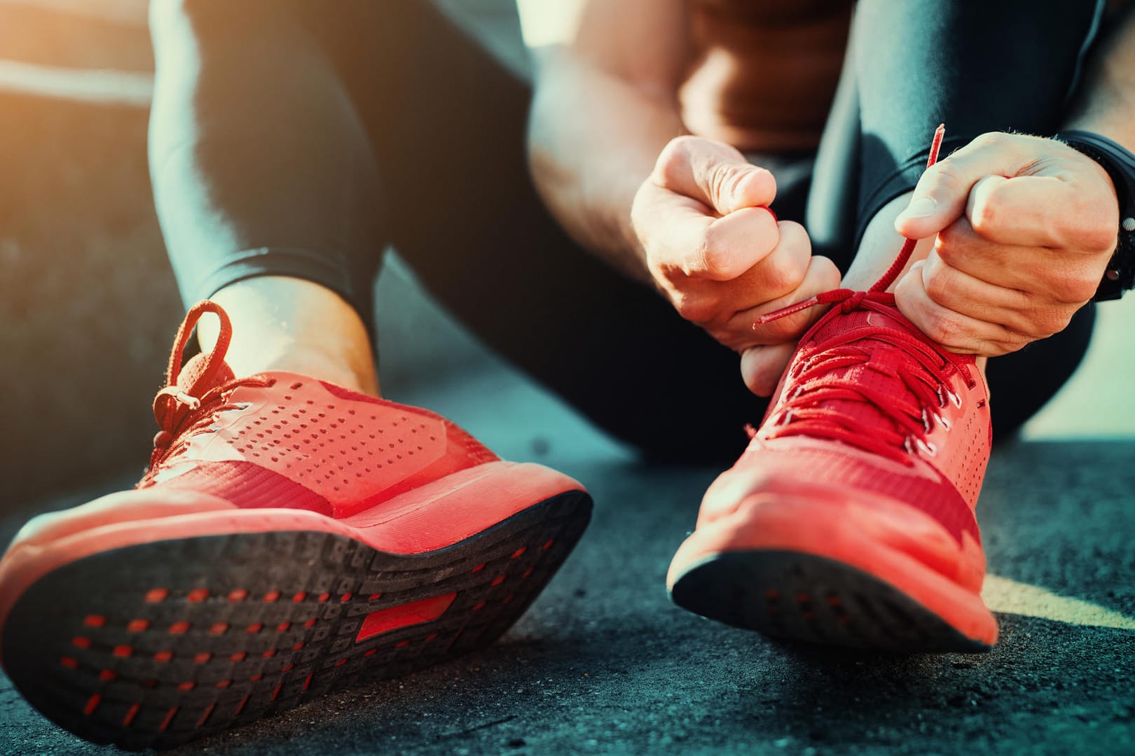 Regelmäßiges Joggen oder andere körperliche Betätigung kann Kopfschmerzen vorbeugen.