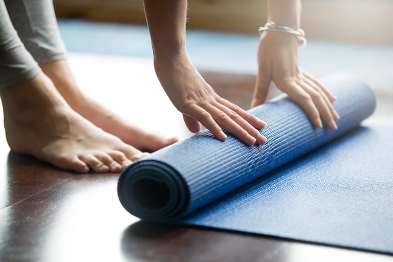 Auch Yoga und Pilates können dabei helfen, Spannungskopfschmerzen vorzubeugen.