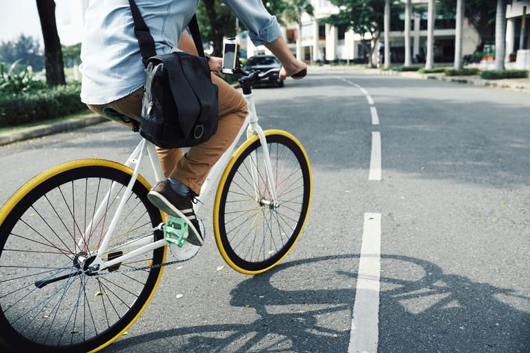 Kurze Strecken mit dem Fahrrad zu fahren eignet sich gut, um Sport in den Alltag zu integrieren.