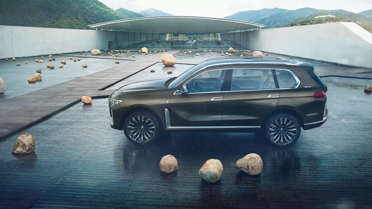 Das Design des deutlich über fünf Meter langen Crossovers präsentiert sich im Licht der aktuellen BMW-Formensprache.