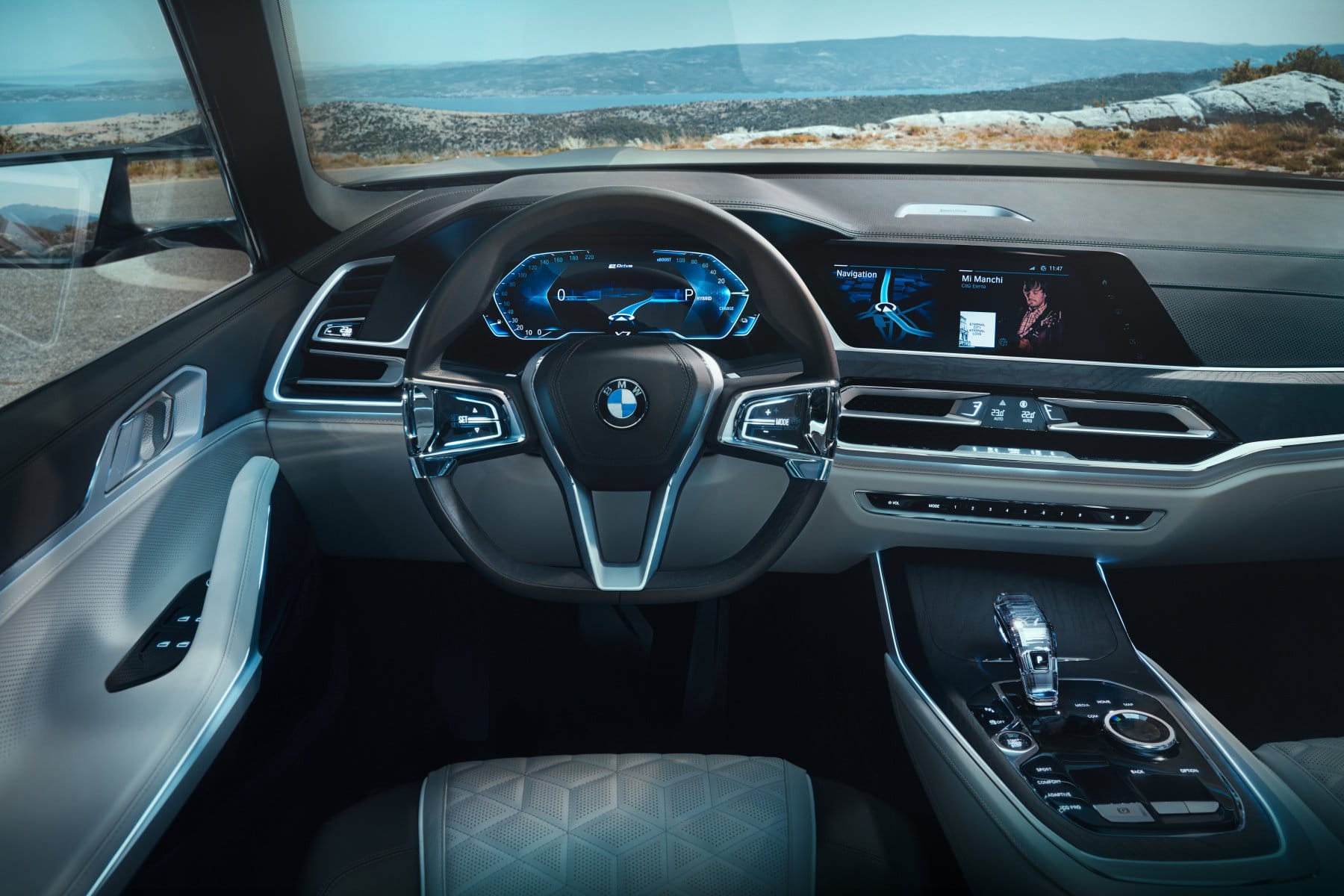 Mit den technischen Details hält sich BMW im Vorfeld der Messe zurück; präsentiert den X7 jedoch als Plug-In-Hybriden.