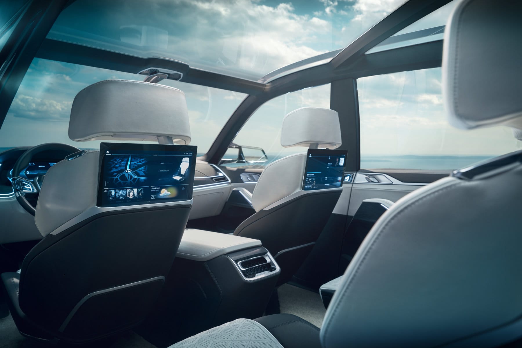 Die Konzeptstudie mit dem Namen BMW Concept X7 iPerformance ist ein luxuriöser Sechssitzer, der in der Serienversion wohl auch als US-freundlicher Siebensitzer verfügbar sein dürfte.