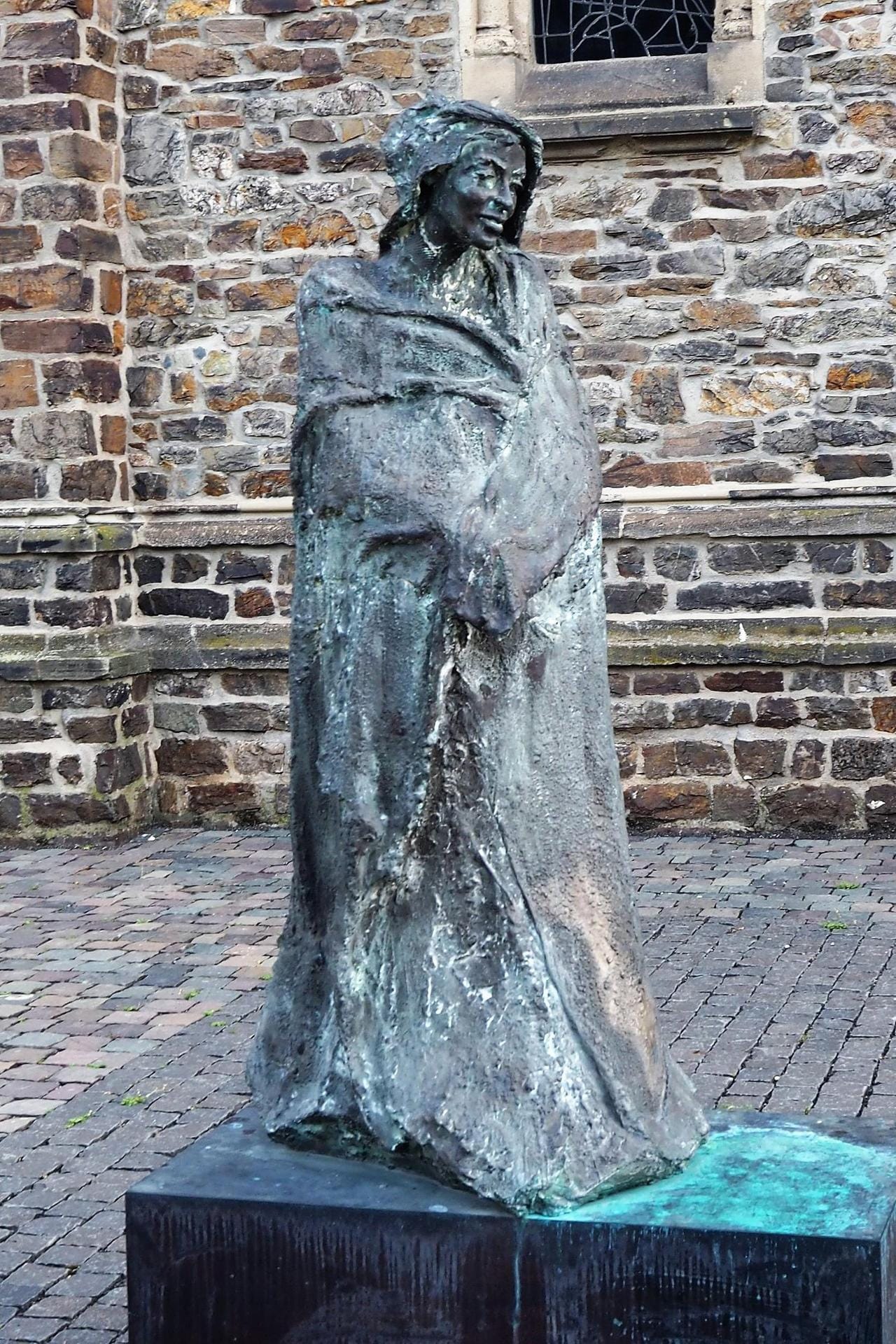 Die Hildegard-Statue in Bingen.