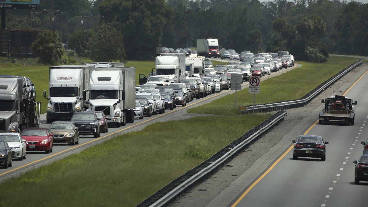 Verkehr staut sich auf dem Interstate 75 bei Wildwood, Florida. Verkehr staut sich auf dem Interstate 75 bei Wildwood, Florida.