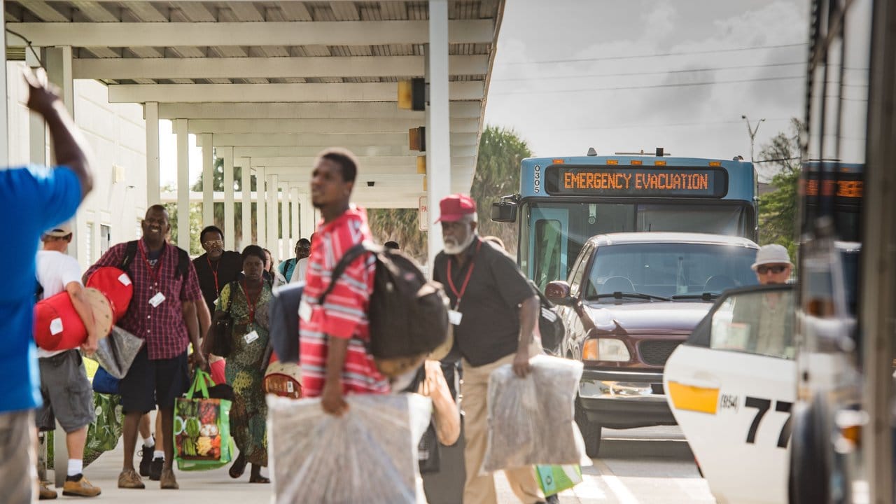 Menschen kommen im Rahmen der Notfall-Evakuierung mit Bussen in Fort Lauderdale an. Menschen kommen im Rahmen der Notfall-Evakuierung mit Bussen in Fort Lauderdale an.