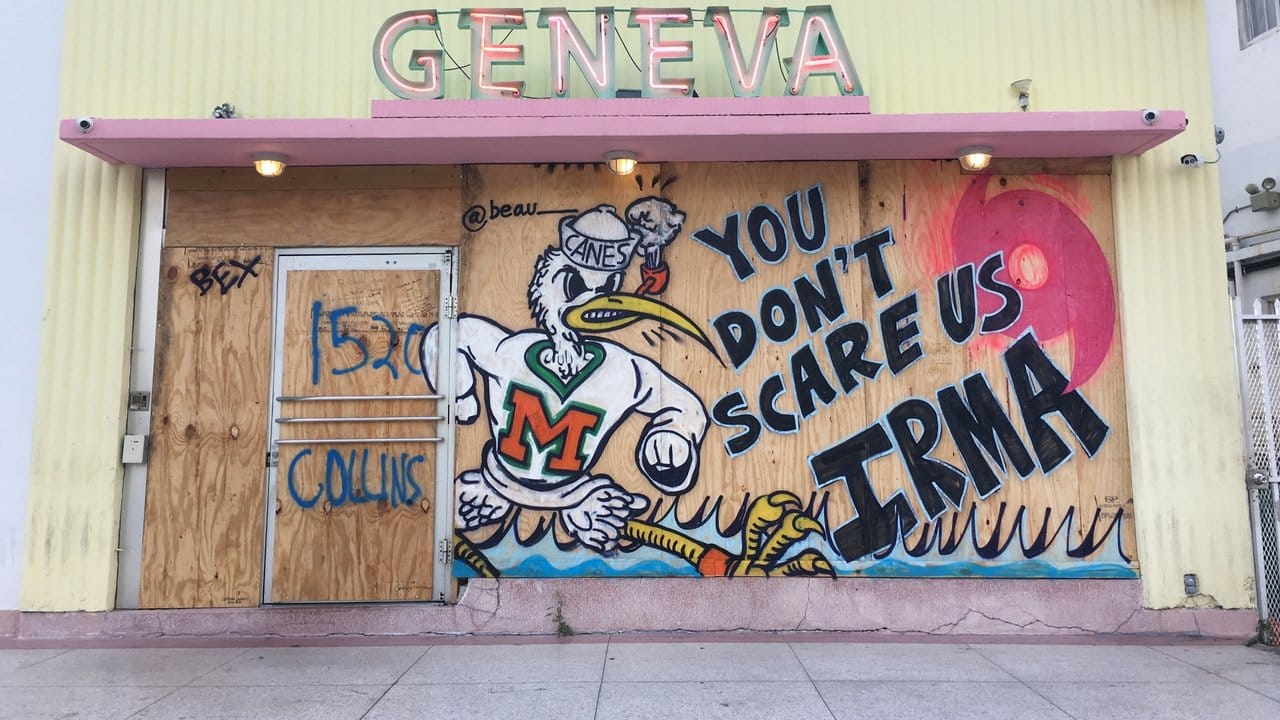 Der Graffiti-Schriftzug "Irama, Du machst uns keine Angst" auf den Sperrholzplatten eines verbarrikadierten Hotels in Miami. Der Graffiti-Schriftzug "Irama, Du machst uns keine Angst" auf den Sperrholzplatten eines verbarrikadierten Hotels in Miami.