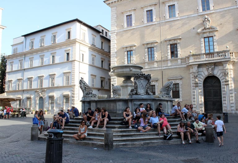 Ort zum Verweilen: der Brunnen auf der Piazza Santa Maria in Trastevere am Nachmittag.
