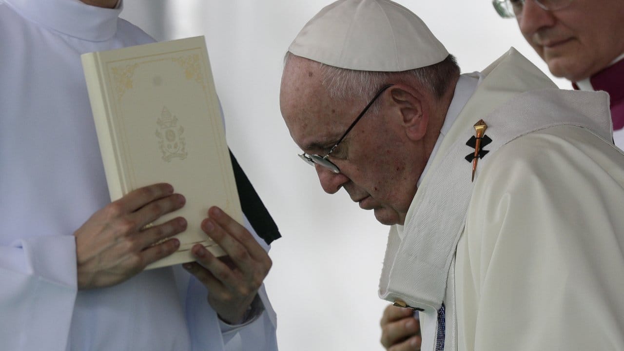 Papst Franziskus hält eine Messe auf dem Flughafen Olaya Herrera in Medellin. Papst Franziskus hält eine Messe auf dem Flughafen Olaya Herrera in Medellin.