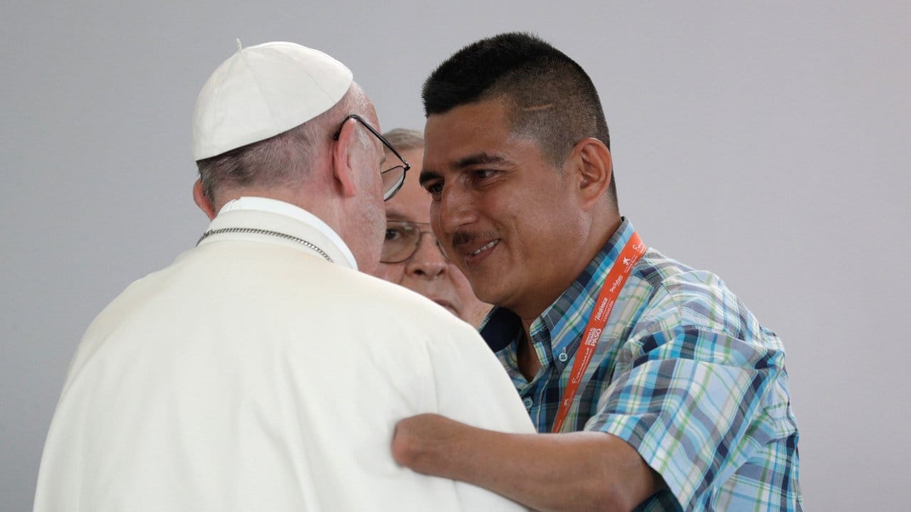 Ein ehemaliger Rebellenkämpfer, der seine linke Hand verloren hat, unterhält sich während des Versöhnungstreffens in Villavicencio mit Papst Franziskus. Ein ehemaliger Rebellenkämpfer, der seine linke Hand verloren hat, unterhält sich während des Versöhnungstreffens in Villavicencio mit Papst Franziskus.