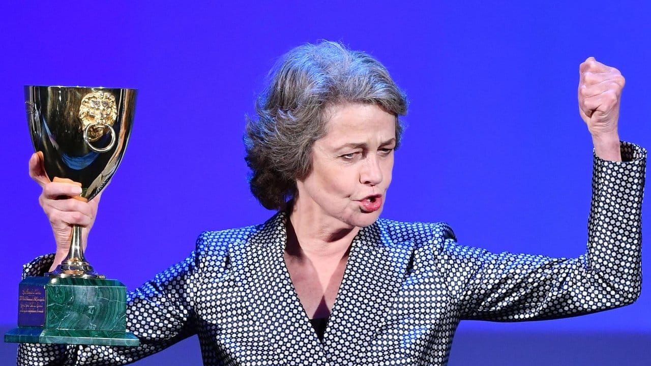 Die britische Schauspielerin Charlotte Rampling ist bei der Preisverleihung in Venedig gefeiert worden. Die britische Schauspielerin Charlotte Rampling ist bei der Preisverleihung in Venedig gefeiert worden.
