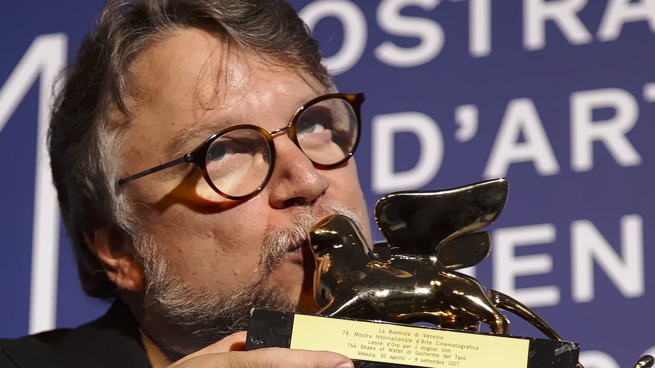 Das Übernatürliche beschäftigt ihn schon sein ganzes Leben lang: Guillermo del Toro hat den Goldenen Löwen gewonnen. Das Übernatürliche beschäftigt ihn schon sein ganzes Leben lang: Guillermo del Toro hat den Goldenen Löwen gewonnen.