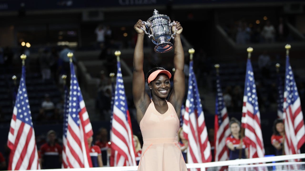 Ein Pokal und ein Preisgeld von 3,7 Millionen Dollar: Sloane Stephens hat die US Open gewonnen.