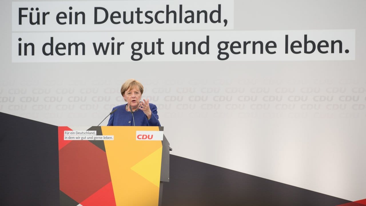 Bundeskanzlerin Angela Merkel spricht in Delbrück (Nordrhein-Westfalen) bei einer CDU-Wahlkampfveranstaltung zur Bundestagswahl.