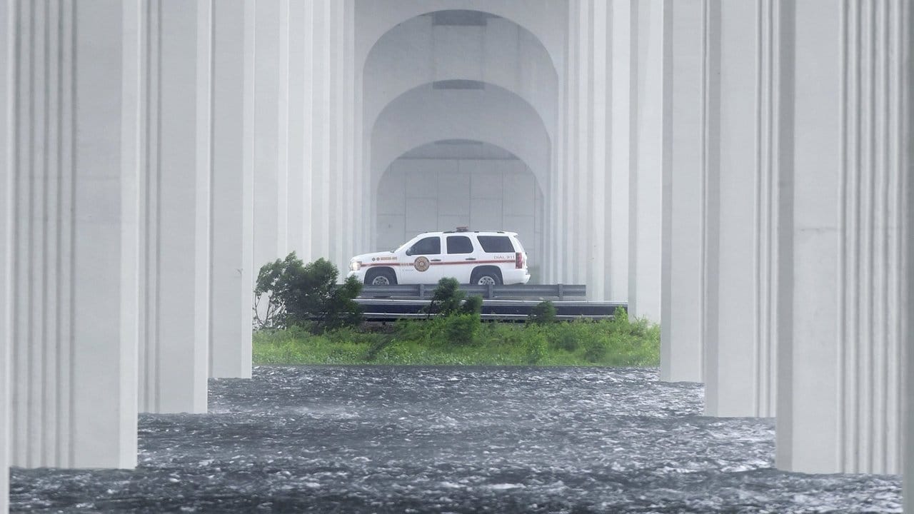Ein Rettungsfahrzeug steht unter Brücke in Jacksonville. Ein Rettungsfahrzeug steht unter Brücke in Jacksonville.