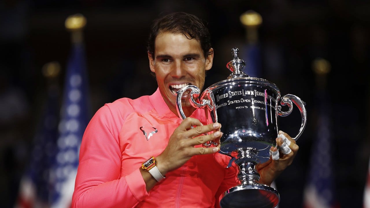 Rafael Nadal präsentiert stolz den Siegerpokal der US Open.