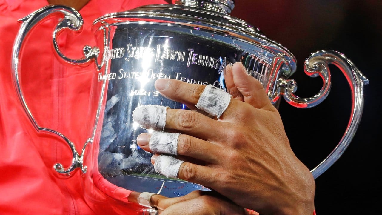 Am Ende wollte Nadal seinen Siegerpokal nicht mehr hergeben.